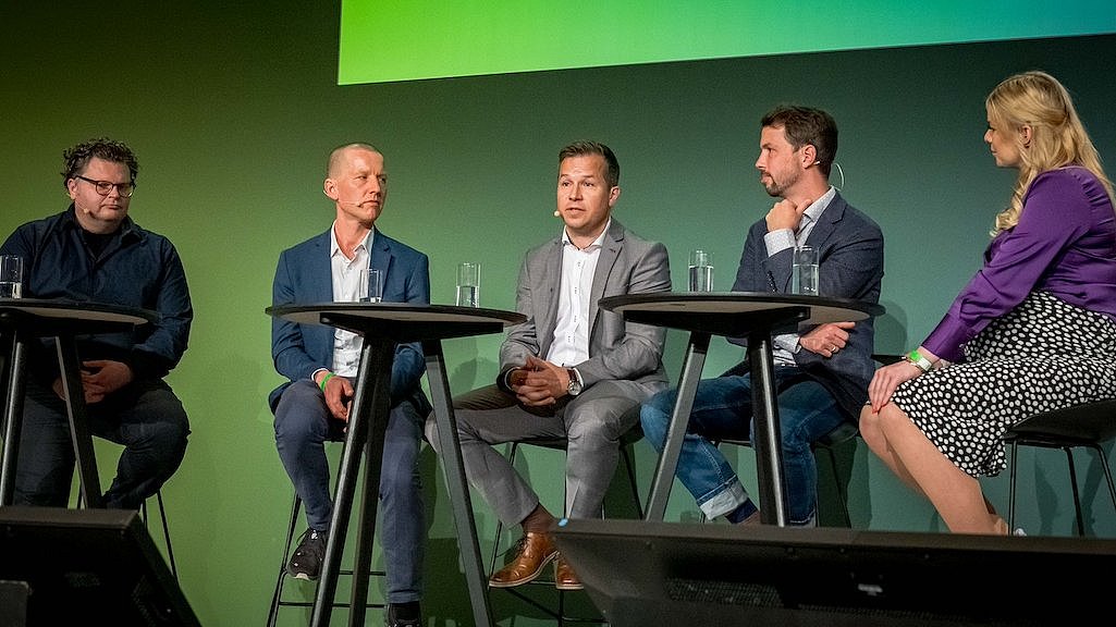 Fünf Menschen haben ein Podiumsgespräch.